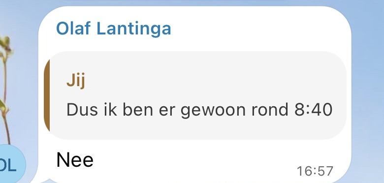 Chatfragment: op de mededeling dat iemand rond 8:40 arriveert, volgt de reactie Nee